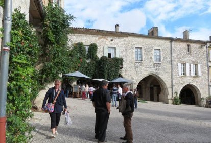 Place des arcades à MONFLANQUIN (47)