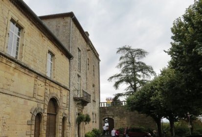 Vers le Château du XIVème siècle (Mairie) de FUMEL (47)