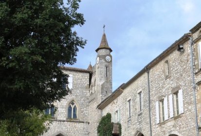 Place des arcades à MONFLANQUIN (47)