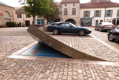 Insolite « coin relevé » place des Cornières à LAUZERTE