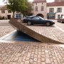 Insolite « coin relevé » place des Cornières à LAUZERTE