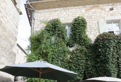 Pot de l'amitié Place des arcades à MONFLANQUIN (47)