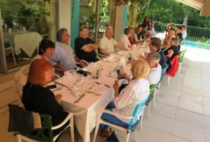 Repas en la terrasse extérieure