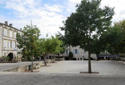 Place des arcades à MONFLANQUIN (47)