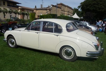 Une trop rare V8 250...
