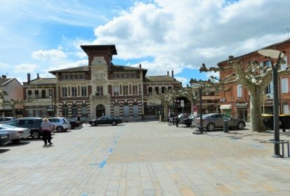 Arrivée à VILLEMUR, place de la Mairie